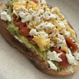 10 TOAST AVOCAT SALMON